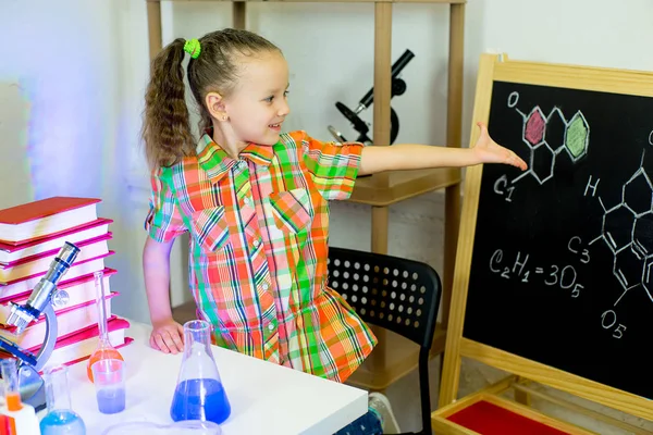 genç kız bilim deneyleri yapma