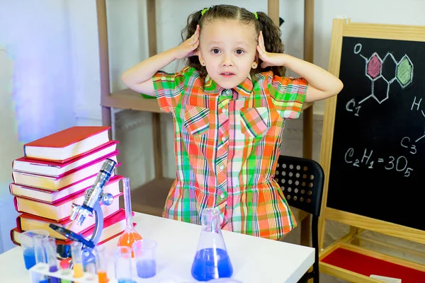 Chica joven haciendo experimentos científicos — Foto de Stock