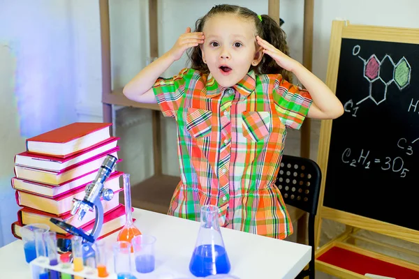 genç kız bilim deneyleri yapma