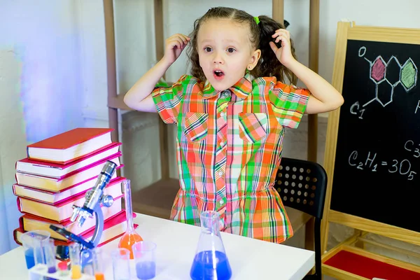 genç kız bilim deneyleri yapma