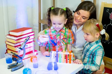 çocuklar bilim deneyleri yapma