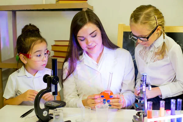 Niños haciendo experimentos científicos —  Fotos de Stock