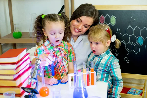 Kinder machen naturwissenschaftliche Experimente — Stockfoto