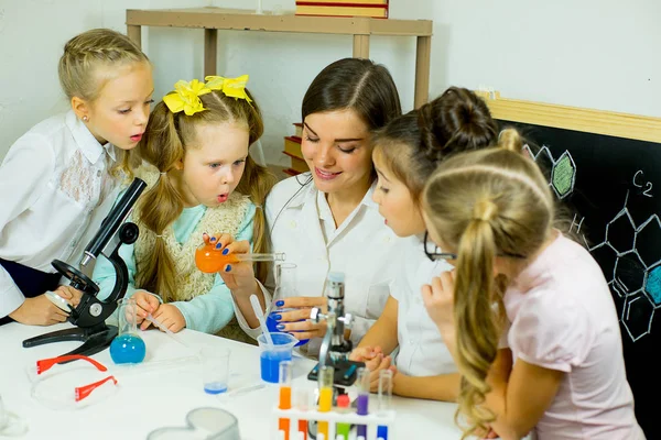 Bambini che fanno esperimenti scientifici — Foto Stock