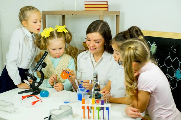 Niños haciendo experimentos científicos — Foto de Stock