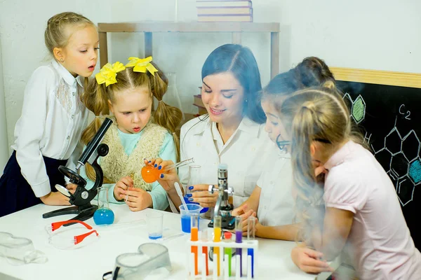 Dzieci co eksperymenty naukowe — Zdjęcie stockowe