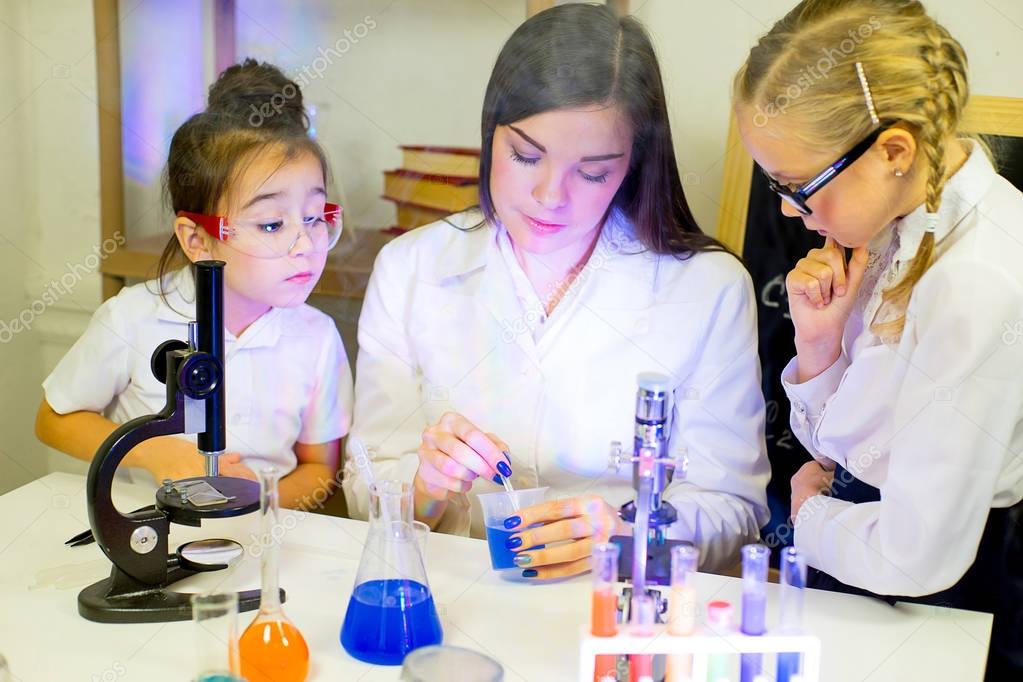 kids making science experiments