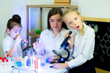 çocuklar bilim deneyleri yapma