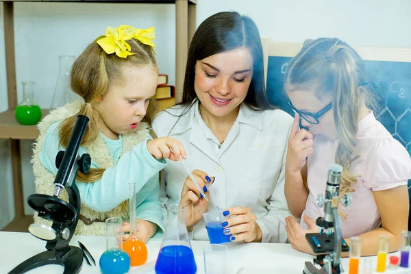 Niños haciendo experimentos científicos — Foto de Stock