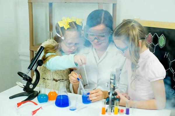 Niños haciendo experimentos científicos — Foto de Stock