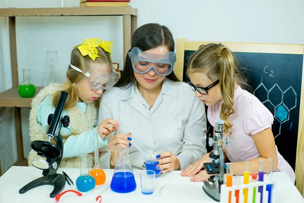 Niños haciendo experimentos científicos — Foto de Stock