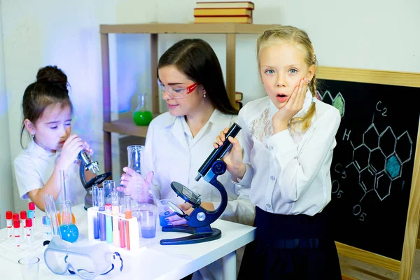 Niños haciendo experimentos científicos — Foto de Stock