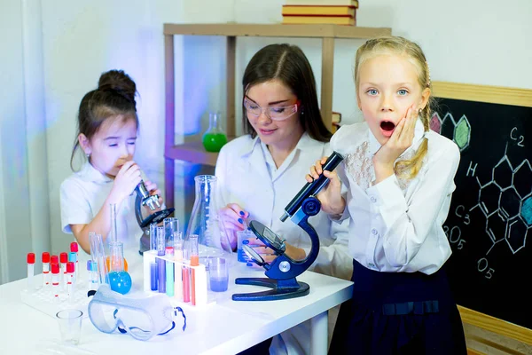 Niños haciendo experimentos científicos — Foto de Stock