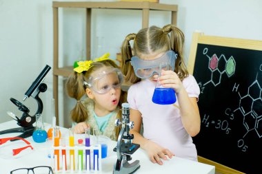 çocuklar bilim deneyleri yapma