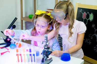 çocuklar bilim deneyleri yapma