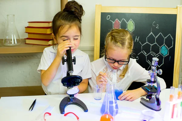 Kids making science experiments — Stock Photo, Image
