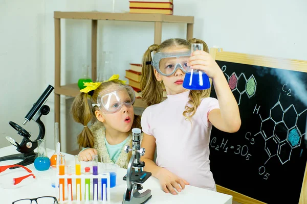 Niños haciendo experimentos científicos — Foto de Stock