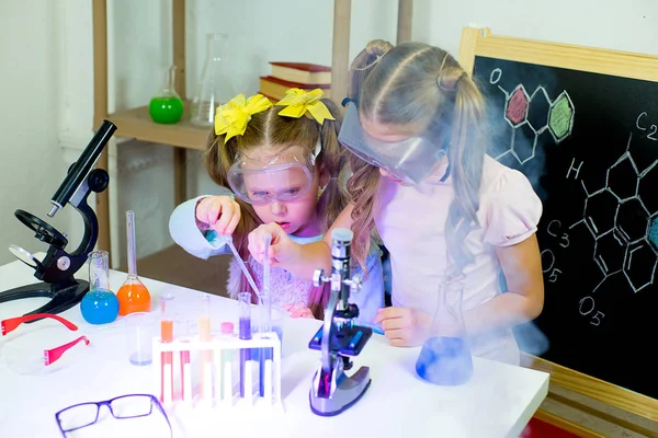 Діти роблять наукові експерименти — стокове фото