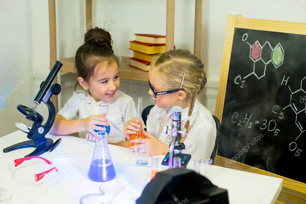 kids making science experiments