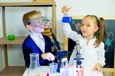 çocuklar bilim deneyleri yapma