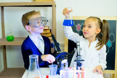 çocuklar bilim deneyleri yapma