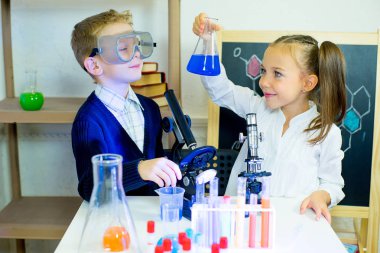 çocuklar bilim deneyleri yapma