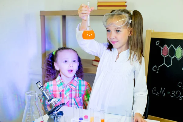 Дети проводят научные эксперименты — стоковое фото