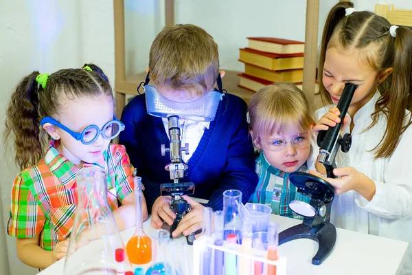 Niños haciendo experimentos científicos — Foto de Stock