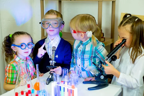 Dzieci co eksperymenty naukowe — Zdjęcie stockowe