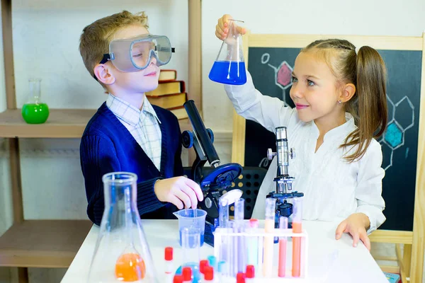 Niños haciendo experimentos científicos —  Fotos de Stock