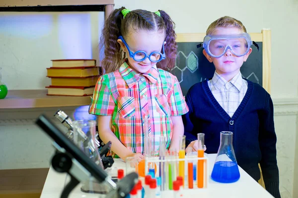 Niños haciendo experimentos científicos — Foto de Stock