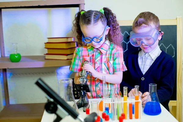 Niños haciendo experimentos científicos — Foto de Stock