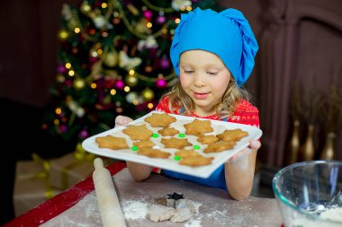Çocuklar Noel çerezleri fırın