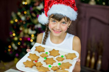 Çocuklar Noel çerezleri fırın