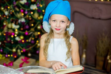 Çocuklar Noel çerezleri fırın