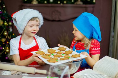 Çocuklar Noel çerezleri fırın