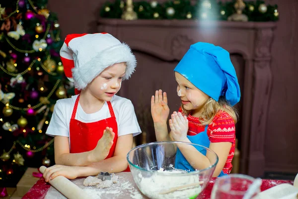 Діти випікають різдвяне печиво — стокове фото