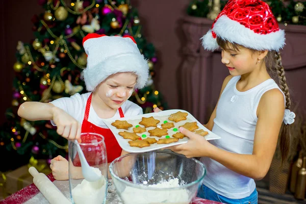 Çocuklar Noel çerezleri fırın