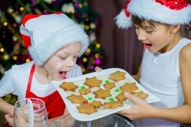 Çocuklar Noel çerezleri fırın