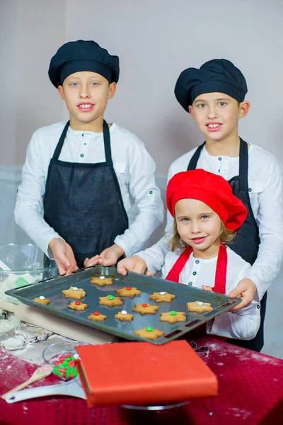 Crianças fazendo biscoitos de Natal — Fotografia de Stock