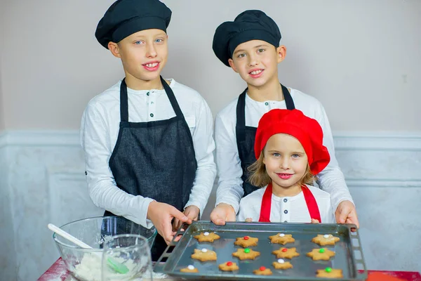 Діти випікають різдвяне печиво — стокове фото