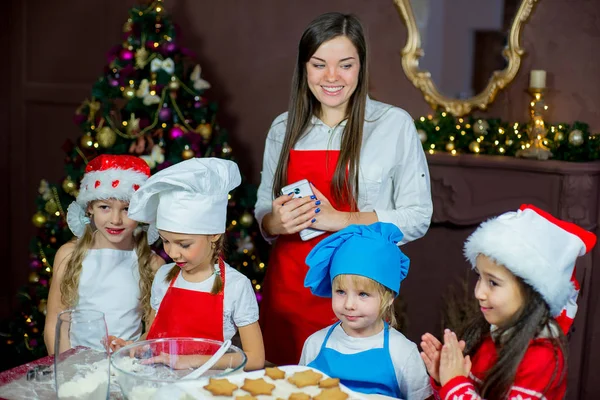 아이 들 크리스마스 쿠키 굽기 — 스톡 사진