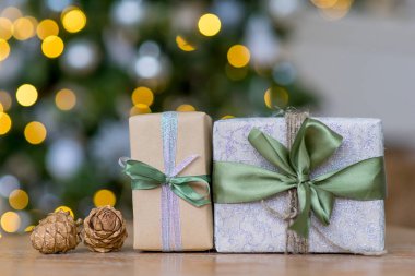 Yeni yıl arka planda beyaz ve gümüş renkleri. Bokeh