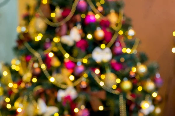 De achtergrond van het Nieuwjaar in paars en goud kleuren. Bokeh — Stockfoto