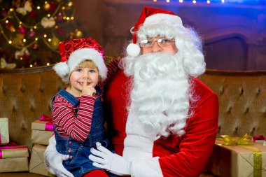Noel Baba ve kız bir kitap okuma