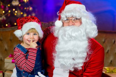 Noel Baba ve kız bir kitap okuma