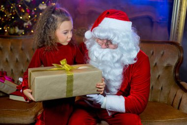 Noel Baba ve Noel hediyeleri ile kız