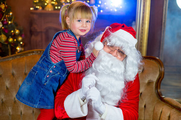 Дед Мороз и девочки читают книгу
