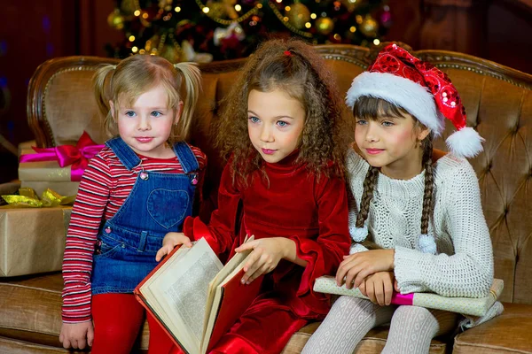 Βασίλη και την ομάδα των κοριτσιών διαβάζοντας ένα βιβλίο — Φωτογραφία Αρχείου