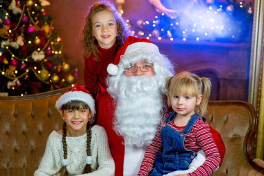 Noel Baba ve Noel hediyeleri kızlarla grup